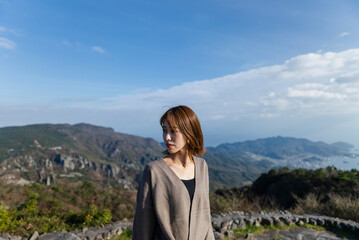 Naklejka premium 自然の中にいる女性