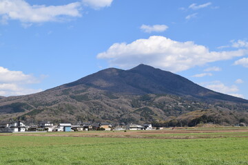 Fototapeta na wymiar 筑波山 ／ 日本百名山、日本百景、関東の富士見百景、日本の地質百選に選定されている、標高877mの筑波山です。男体山と女体山の２つの峰を持ち、古くから信仰の山として栄えてきました。
