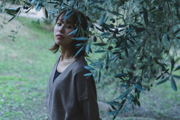 オリーブ畑の女性