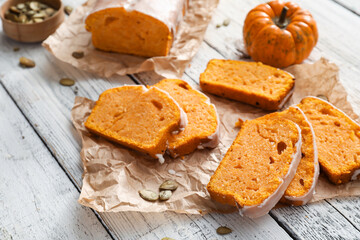 Naklejka premium Tasty pumpkin pie on table