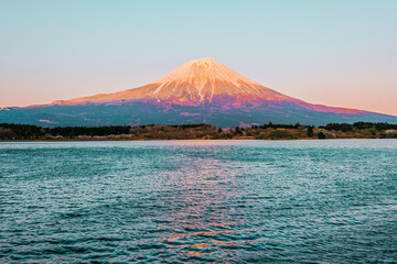 静岡県の田貫湖と富士山