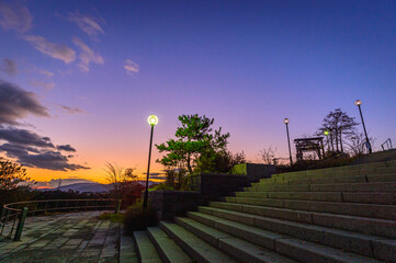 街燈がある展望台の丘、宝塚北公園の夕焼け、11月29日、日本