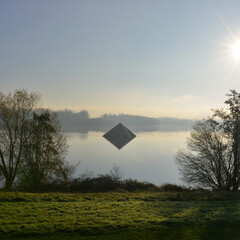 Carré dans la brume au soleil étoilé sur la pyramide de l'étang de Cergy (95000), Val-d'Oise en Île-de-France, France