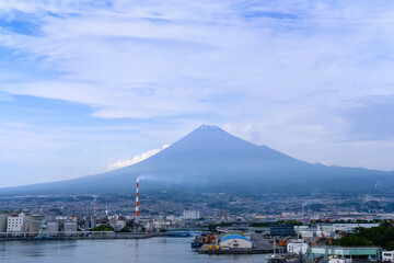 静岡県富士市の工場と富士山