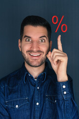 Mann zeigt mit Finger auf rotes Prozent Zeichen Preisnachlass