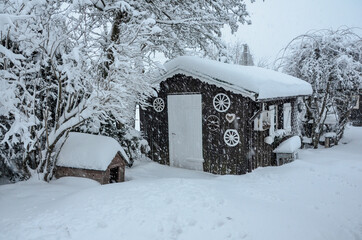 Gartenhütte im Winter eingeschneit