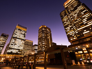 東京都　丸の内・ビジネス街の夕暮れ