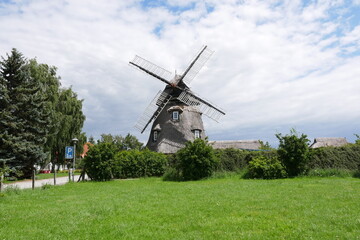 Fototapeta na wymiar Windmühle Dorf Mecklenburg in Mecklenburg-Vorpommern
