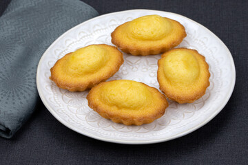plusieurs madeleines dans une assiette