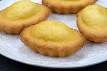 plusieurs madeleines dans une assiette