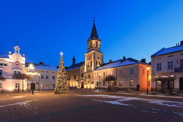 Fototapeta na wymiar festive Christmas tree in the evening in the city