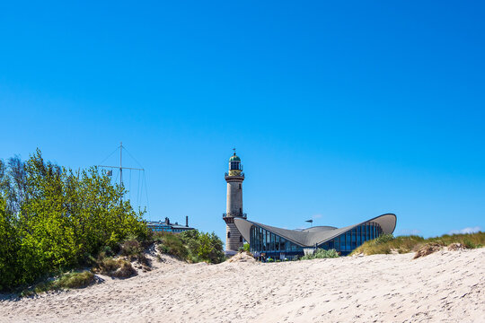 Blick auf den Leuchtturm mit Teepott in Warnem&uuml;nde
