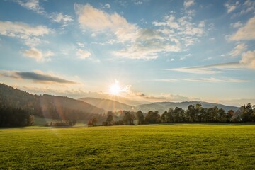 Landschaft und Sonnenuntergang mit Wiese Feld Acker Wald Baum Berge bei Grafenau im , Bayerischer...