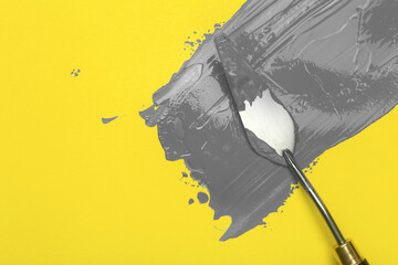 Farben des Jahres 2021 Ultimate Grey und leuchtender Hintergrund. Ultimative graue Farbe auf gelbem leuchtendem Hintergrund. © uladzimirzuyeu