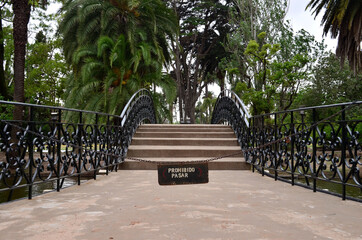 Prohibido pasar, acceso restringido al puente del parque del Rosedal de Palermo, Buenos Aires