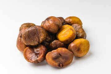 Fototapeta premium Roasted chestnuts on a white background