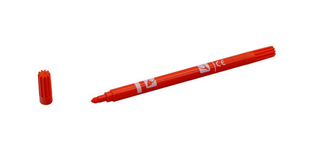 Ein einzelner orangener Filzstift mit offenem Deckel