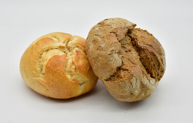 Ein Vollkornbrötchen und ein weißes Brötchen