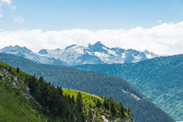 Fototapeta na wymiar Huge and beautiful Pyrenees landscape