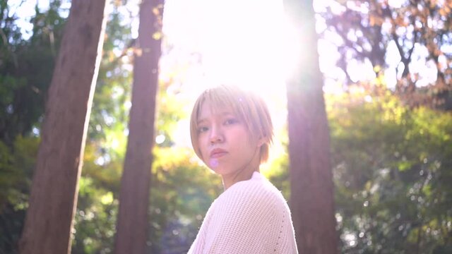 振り向く女性　手を翳す　スローモーション