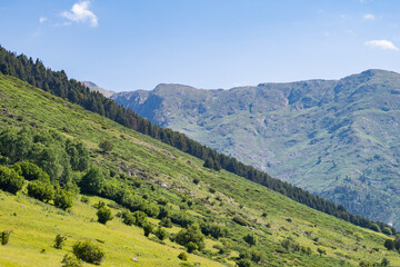 Fototapeta na wymiar Huge and beautiful Pyrenees landscape
