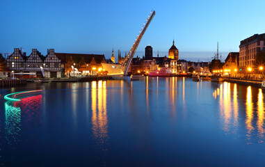 Gdańsk nocą, panorama miasta, 
