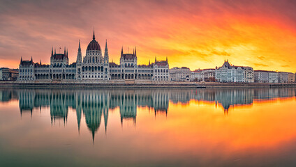 Fototapeta na wymiar Wonderful sunset over the Hungarian Parliament in Budapest
