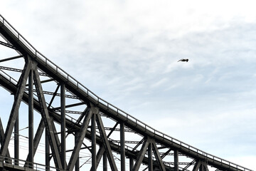 Obraz premium The Rendsburger Hochbrücke in norther Germany with a seagull