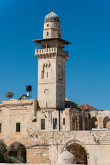 Fototapeta premium Bab al-Silsila minaret next to the Golden Dome of the Rock, in an Islamic shrine located on the Temple Mount in the Old City of Jerusalem.