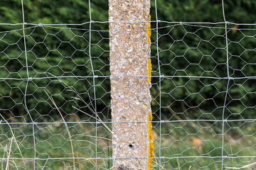 Poteau en béton et grillage galvanisé  