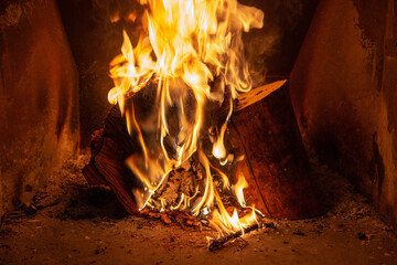 Chimenea con troncos y fuego