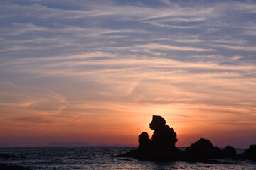 美しい西方海岸の人形岩と夕日
