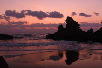 美しい西方海岸の人形岩と夕日