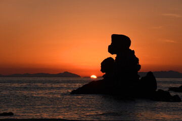 美しい西方海岸の人形岩と夕日