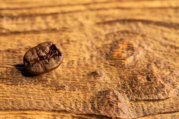 Ziarna kawy na drewnianym tle z teksturą, zbliżenie makro