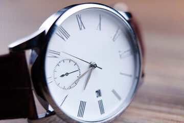 Naklejka premium Elegant wrist watch closeup on dark