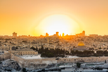 Obraz premium Old city of Jerusalem on the temple mount under golden sunset in the evening with golden dome of the rock, Al-aqsa mosque, sunset view from the Mount of Olives