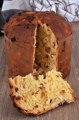 Panettone tranché en gros plan sur une table en bois