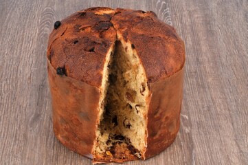 Panettone tranché en gros plan sur une table en bois
