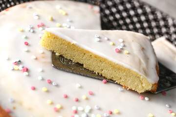 Gâteau nantais avec son glacage au rhum blanc