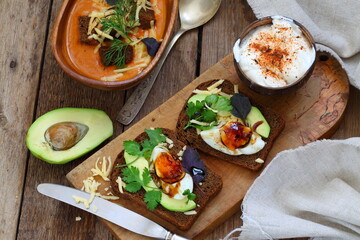 Vegetable soup with breadcrumbs and cheese