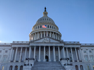 Naklejka premium Capital Building with flag