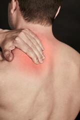 Mann mit R&uuml;ckenschmerzen / Nackenschmerzen