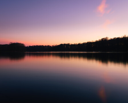 Colourful sunset at the Decksteiner Weiher in Cologne