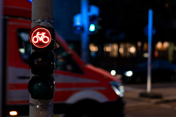 Gefahren im Verkehr für Radfahrer veranschaulicht durch den Kontrast einer roten Ampel und dem...