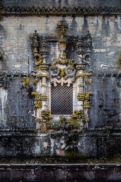 A window surrounded by moss in the Convent of Christ.
Tomar, Portugal