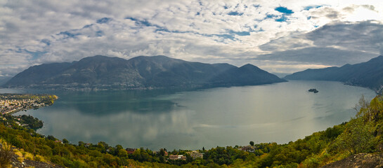 Panorama visto dall'alto con sguardo verso il lago, nei colori autunnali. Molto bello