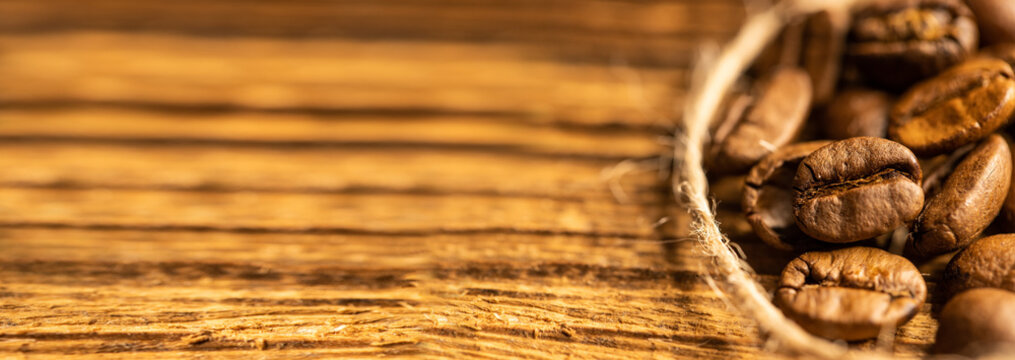 Fototapeta Ziarna kawy na drewnianym tle, widok panoramy