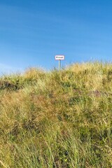 Nordseedüne mit Schild 