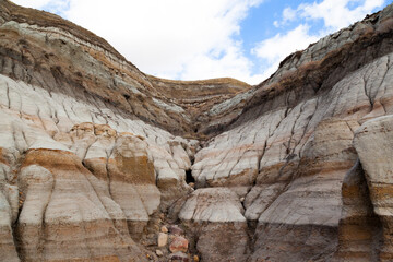 Drumheller badlands at the Dinosaur Provincial Park in Alberta, where rich deposits of fossils and dinosaur bones have been found. The park is now an UNESCO World Heritage Site. © Thomas Sztanek
